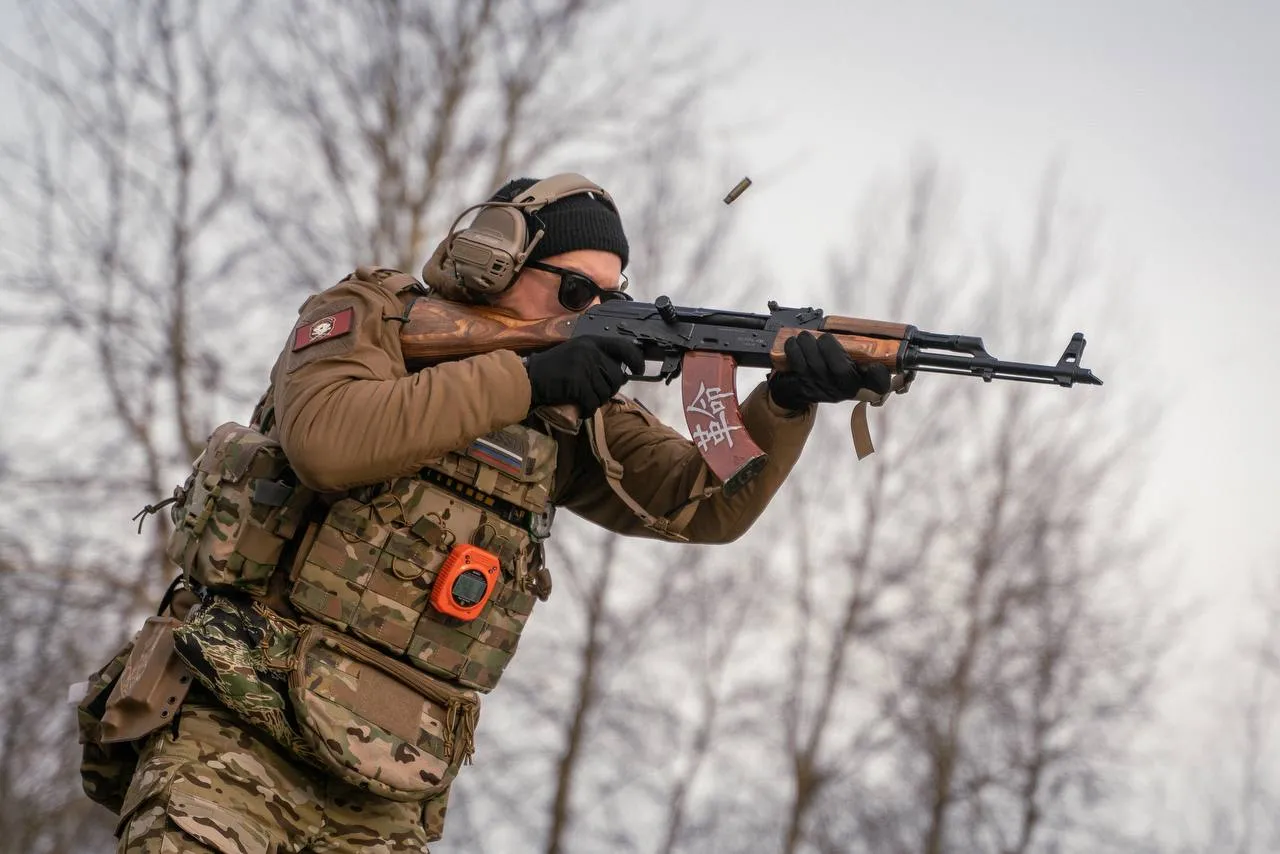 Военный в тактической экипировке 
