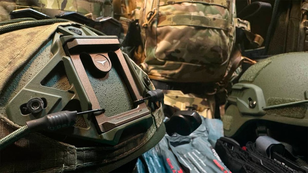 Тактическое крепление (шрауд) на шлеме Atlant Armour на фоне камуфляжного рюкзака